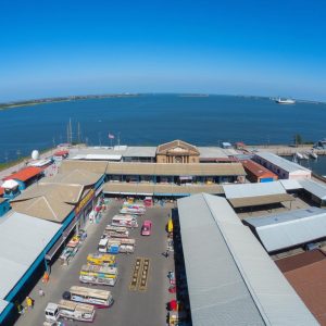 Vista panorâmica do Mercado do Ver-o-peso em Belém do Pará, mostrando suas estruturas históricas e barracas coloridas às margens do rio Guamá